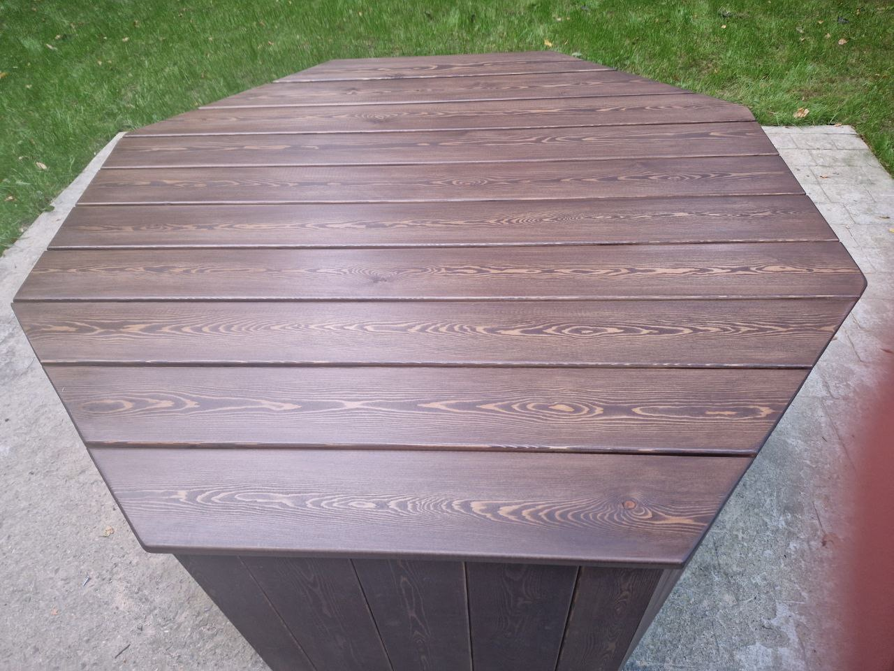 Деревянный столик для чаепития на открытом воздухе